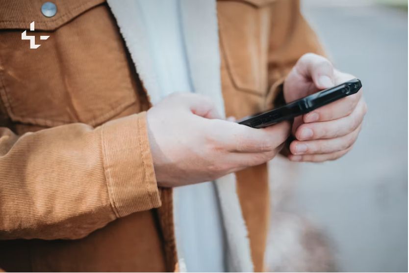 Persona navegando un sitio web en su celular